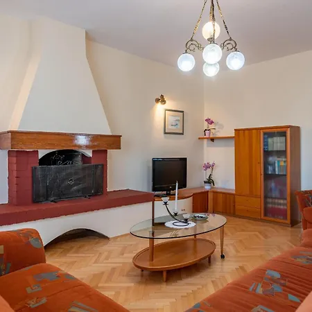 3 Bedroom Awesome In Διαμέρισμα Ζαντάρ