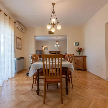 3 Bedroom Awesome In Διαμέρισμα *