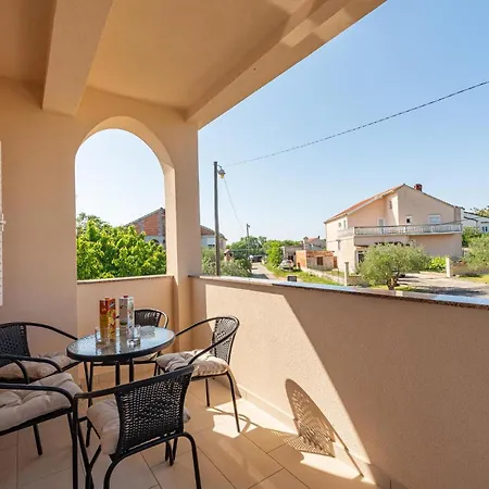Διαμέρισμα 3 Bedroom Awesome In *