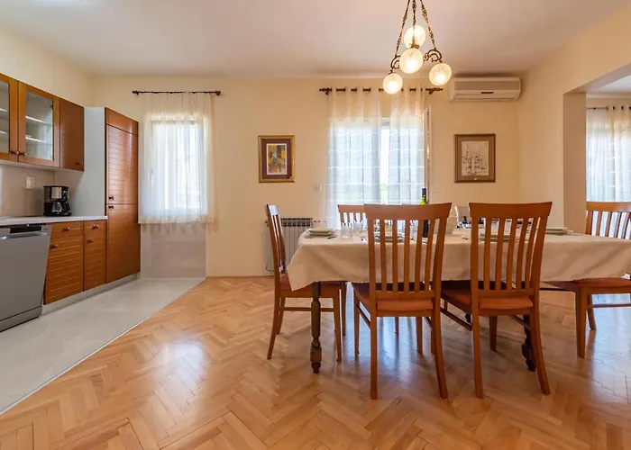 3 Bedroom Cozy In Апартаменты