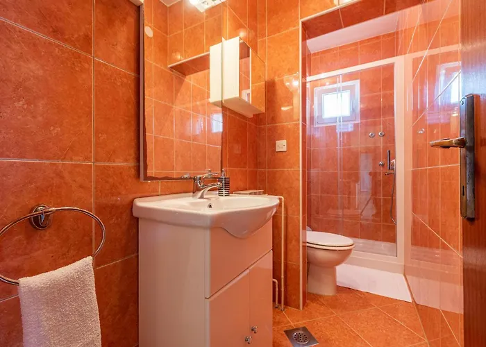 3 Bedroom Cozy In *