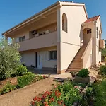 3 Bedroom Awesome In 扎达尔