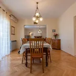 3 Bedroom Awesome In 公寓 *