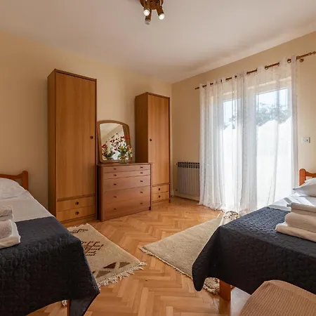 3 Bedroom Awesome In Apartmán Zadar