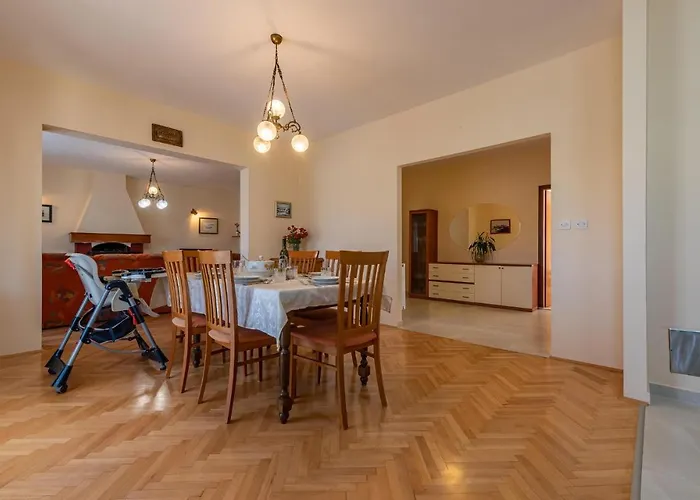 3 Bedroom Cozy In Zadar