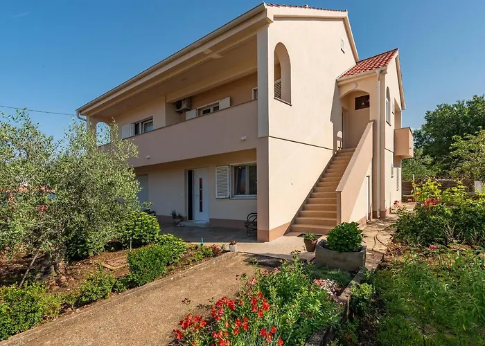 3 Bedroom Cozy In زادار