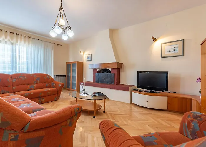 شقة 3 Bedroom Cozy In